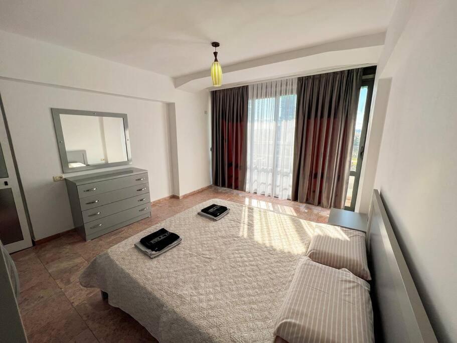 Scanderbeg Square 2Br Apt Тирана Екстер'єр фото