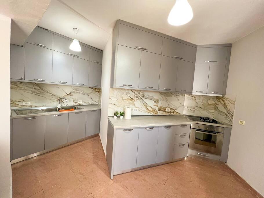 Scanderbeg Square 2Br Apt Тирана Екстер'єр фото